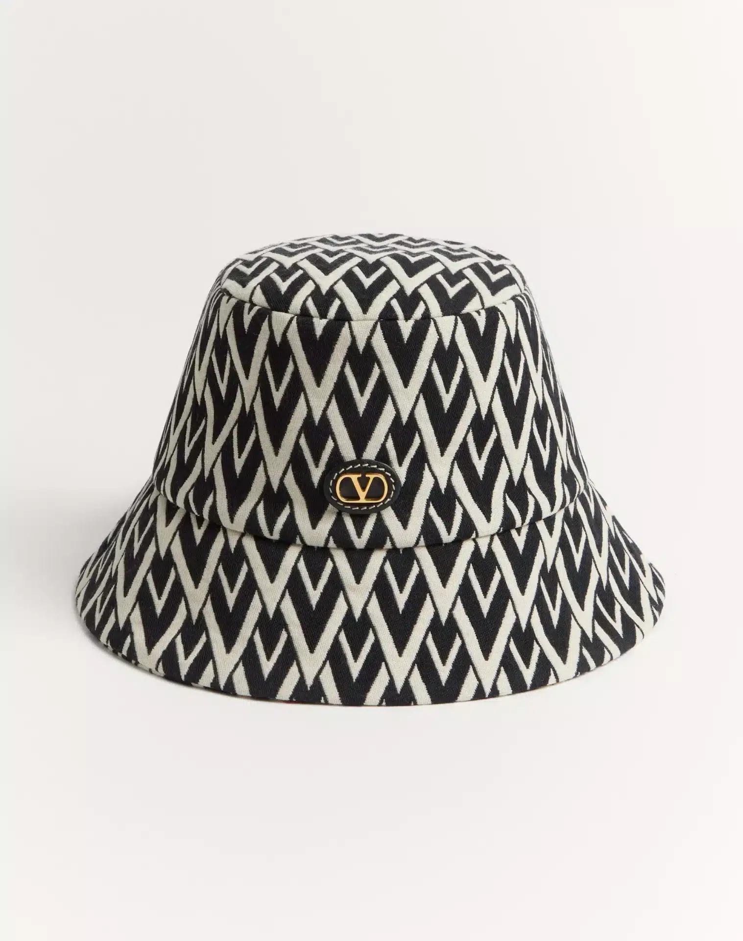 Bob streetwear luxe Toute la V laine noir crème Valentino-influensse